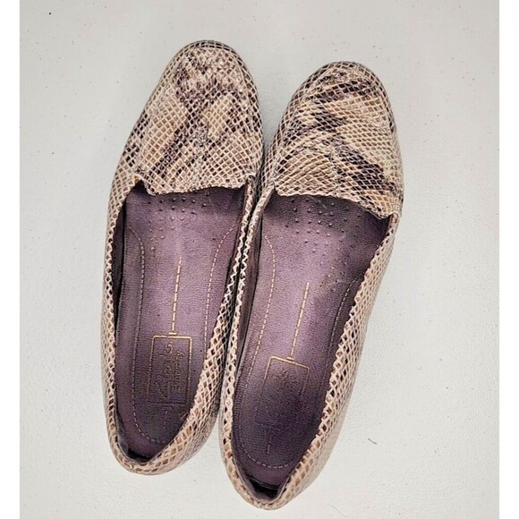 Clarks Artisan Brown Faux Snakeskin Leather Loafers Flats Slip Ons Size US 8 EUC - Picture 3 of 9